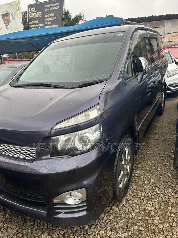 Toyota Voxy V 2WD 8-Seater 2011 Gray