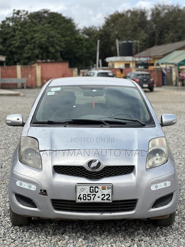 Toyota Vitz 1.3 FWD 3dr 2010 Gray