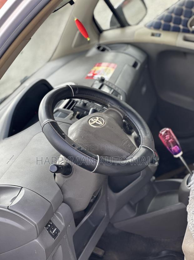 Toyota Vitz 1.3 FWD 3dr 2010 Gray