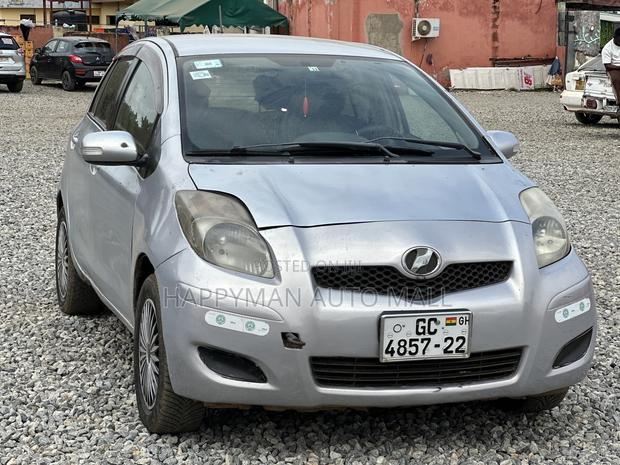Toyota Vitz 1.3 FWD 3dr 2010 Gray