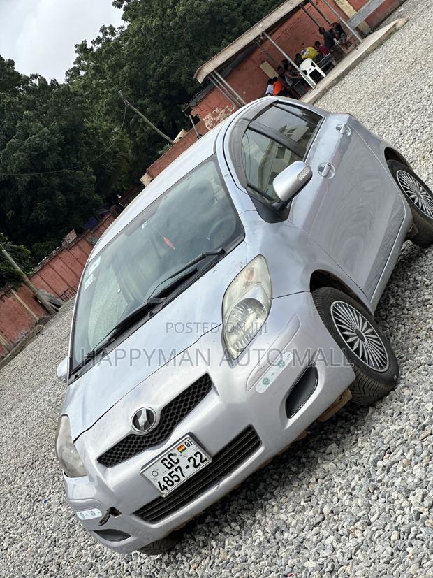 Toyota Vitz 1.3 FWD 3dr 2010 Gray