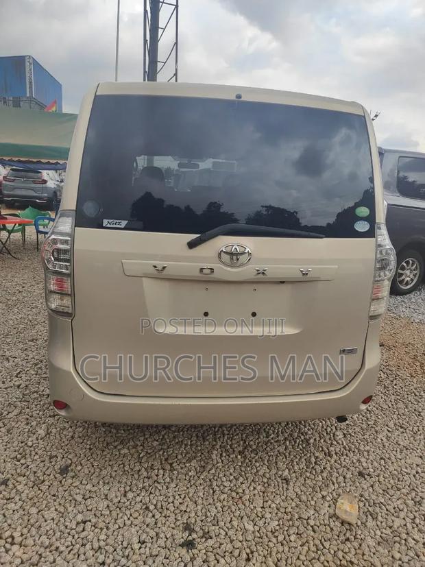 Toyota Voxy 2013 Gold