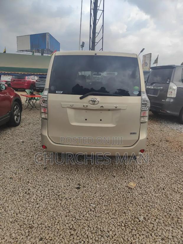 Toyota Voxy 2013 Gold