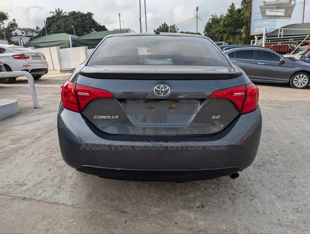Toyota Corolla SE (1.8L 4cyl 2A) 2018 Gray