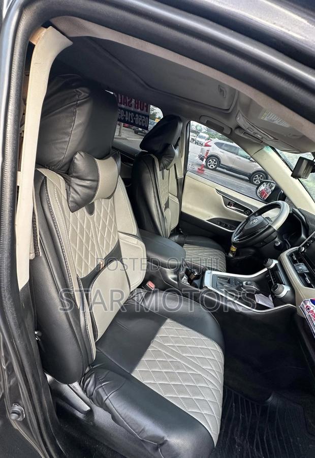 Toyota RAV4 XLE 2021 Black