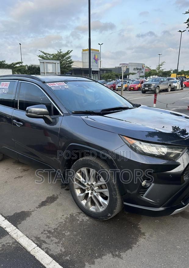 Toyota RAV4 XLE 2021 Black
