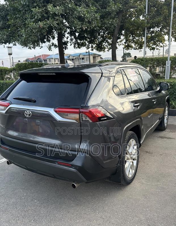 Toyota RAV4 XLE 2021 Black