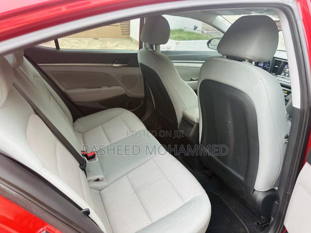 Hyundai Elantra SE Sedan FWD (2.0L 4cyl 6M) 2017 Red