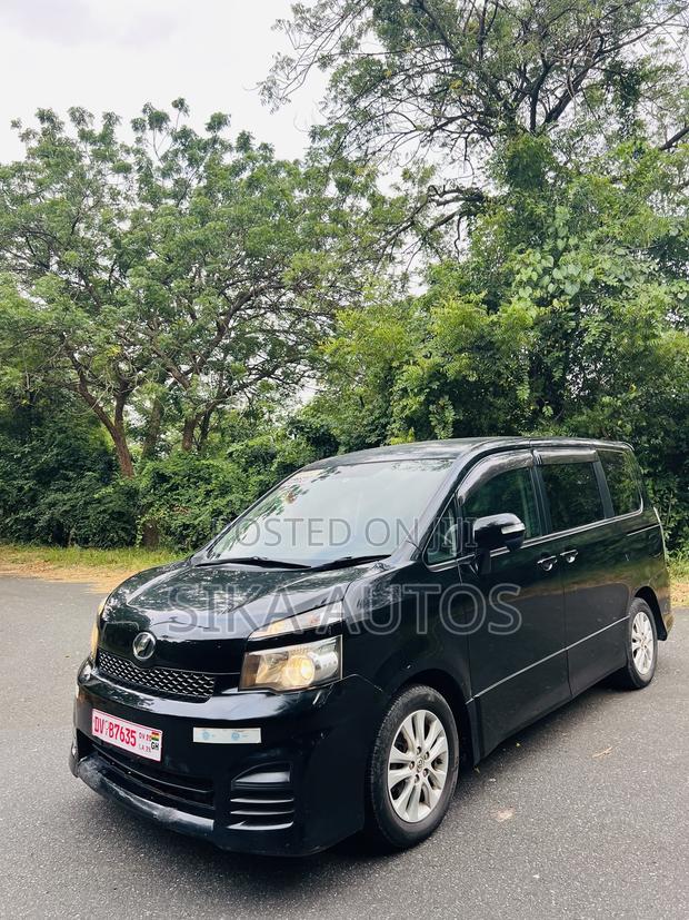 Toyota Voxy X 2WD 8-Seater 2014 Black