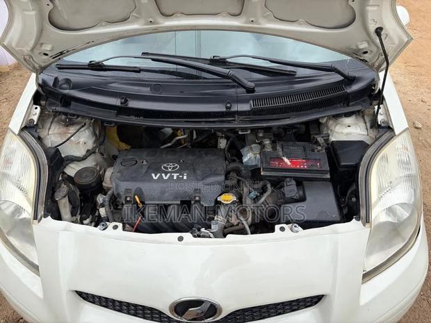 Toyota Vitz 2010 White