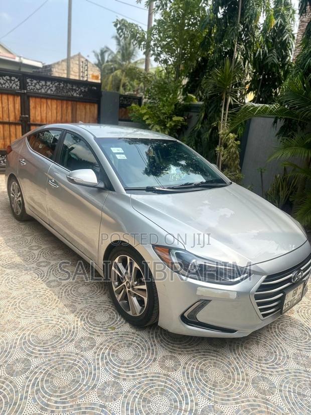 Hyundai Elantra Limited Sedan FWD (2.0L 4cyl 6A) 2017 Silver