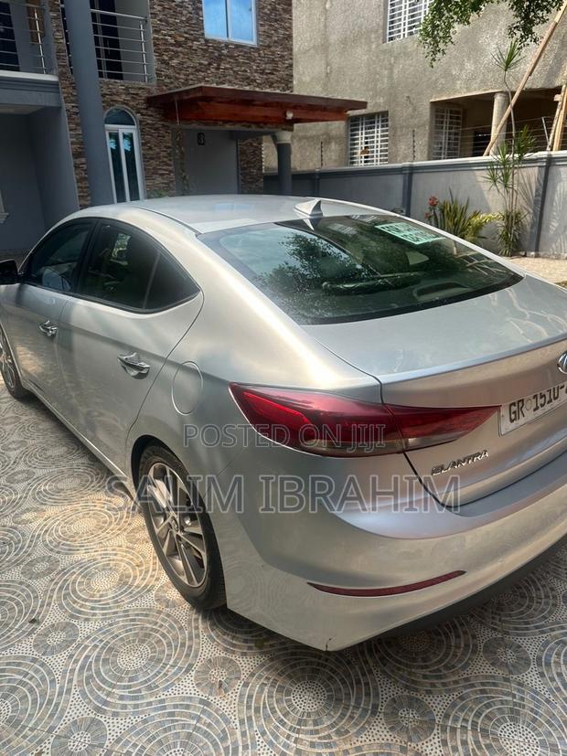 Hyundai Elantra Limited Sedan FWD (2.0L 4cyl 6A) 2017 Silver
