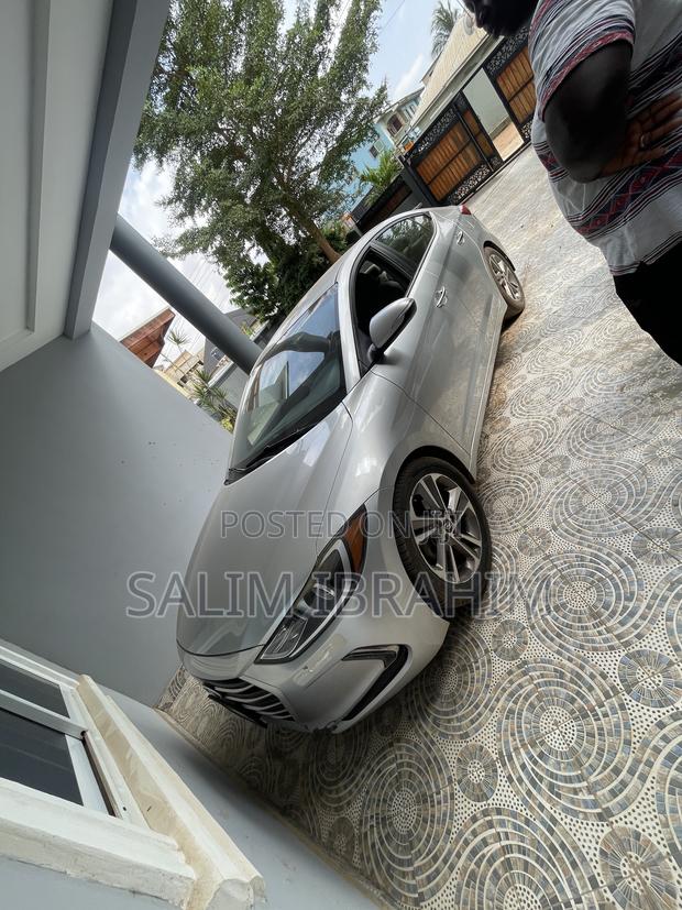 Hyundai Elantra Limited Sedan FWD (2.0L 4cyl 6A) 2017 Silver