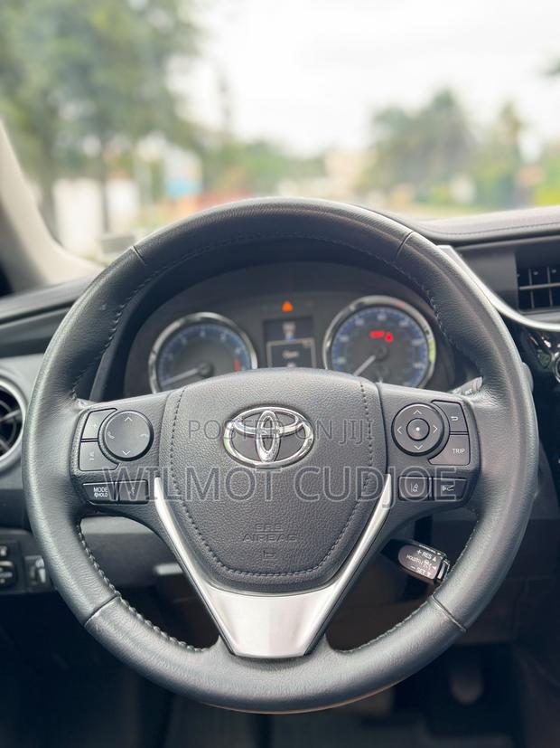 Toyota Corolla XSE (1.8L 4cyl 2A) 2019 Brown