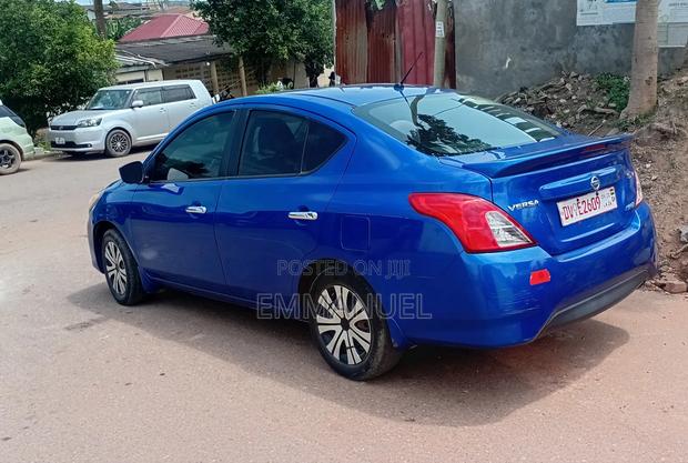 Nissan Versa 1.6 SV 2016 Blue