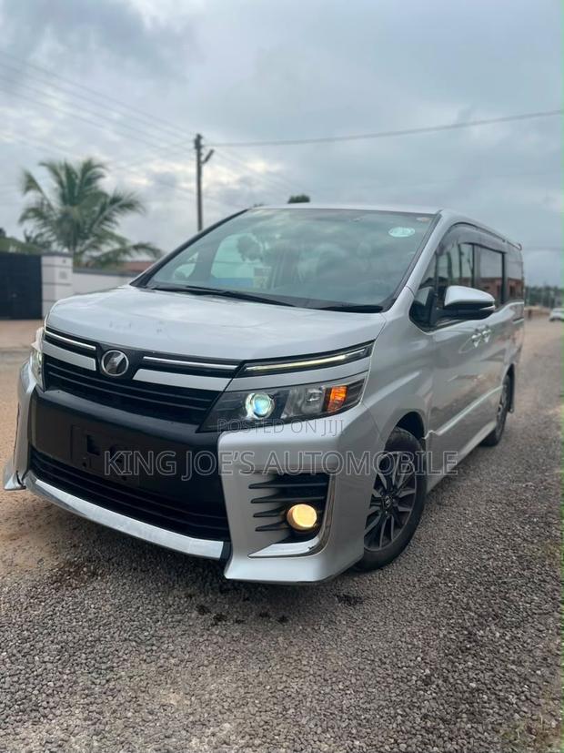 Toyota Voxy ZS 4WD 7-Seater 2015 Silver