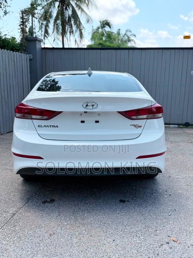 Hyundai Elantra Limited Sedan FWD (2.0L 4cyl 6A) 2017 White