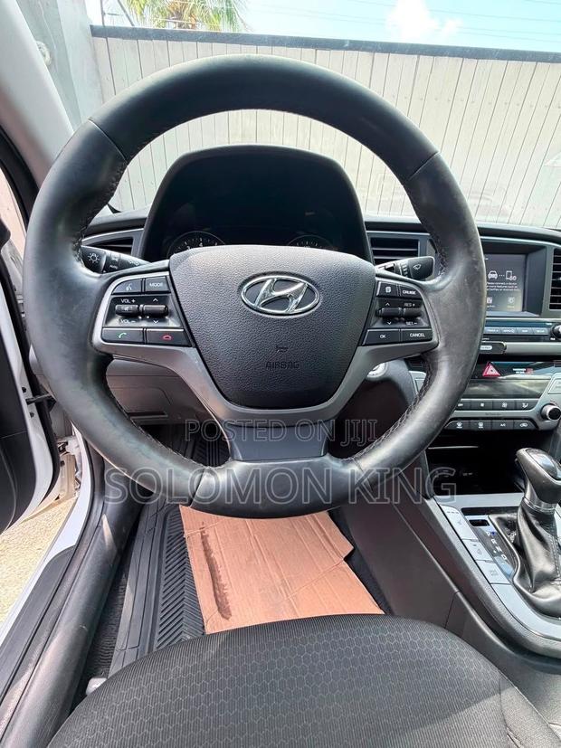 Hyundai Elantra Limited Sedan FWD (2.0L 4cyl 6A) 2017 White
