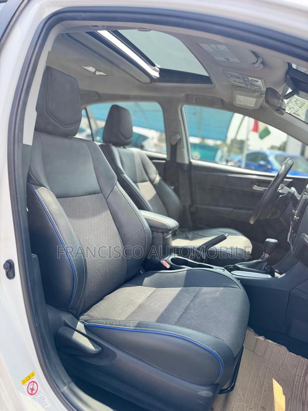 Toyota Corolla SE (1.8L 4cyl 6M) 2018 White