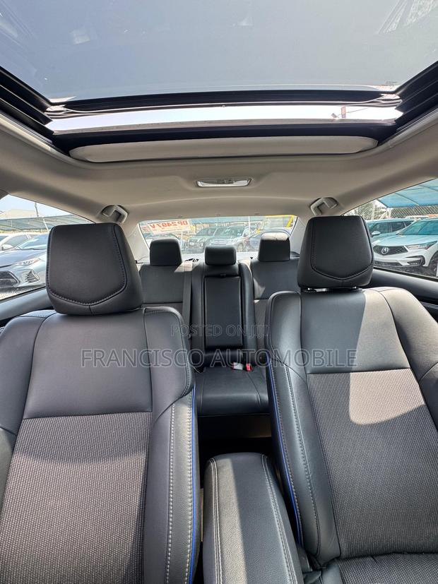 Toyota Corolla SE (1.8L 4cyl 6M) 2018 White
