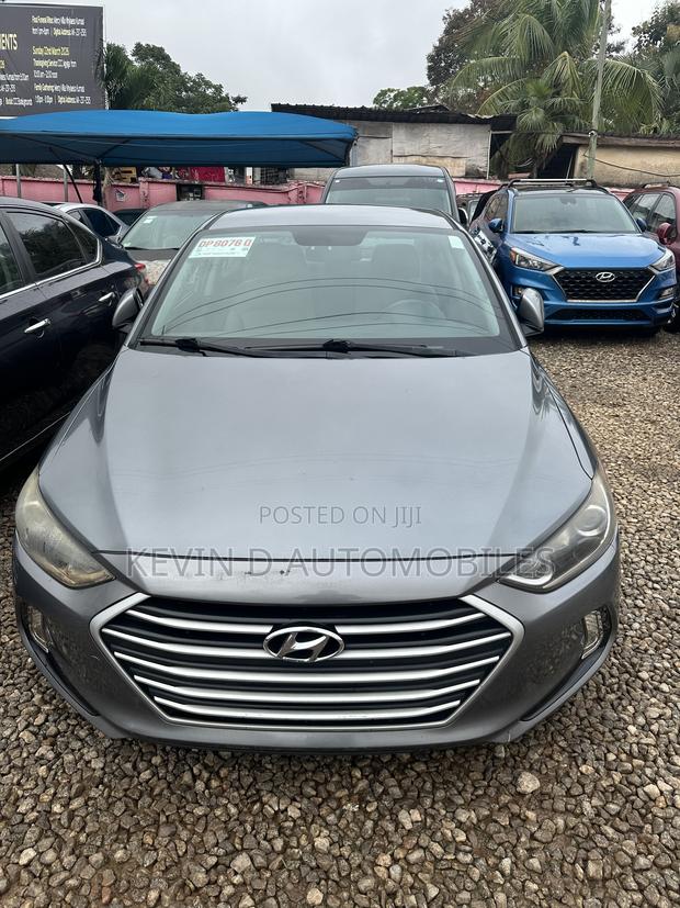 Hyundai Elantra SE Sedan FWD (2.0L 4cyl 6M) 2017 Gray
