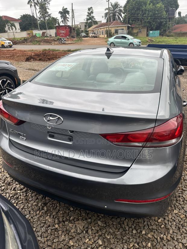 Hyundai Elantra SE Sedan FWD (2.0L 4cyl 6M) 2017 Gray