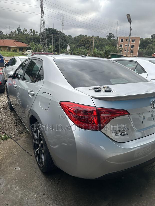 Toyota Corolla SE (1.8L 4cyl 6M) 2018 Silver