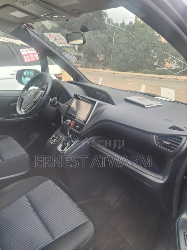 Toyota Voxy 2014 Gray