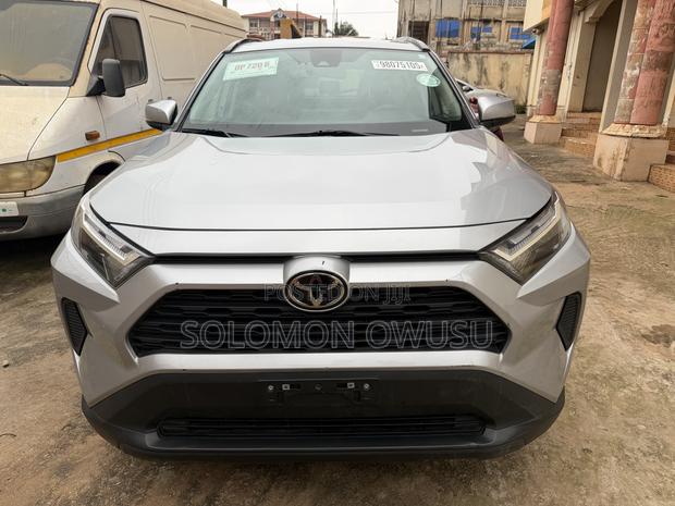 Toyota RAV4 XLE AWD 2023 Silver