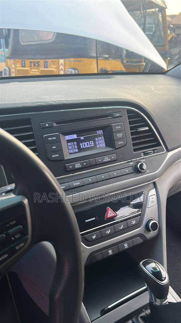 Hyundai Elantra Limited Sedan FWD (2.0L 4cyl 6A) 2017