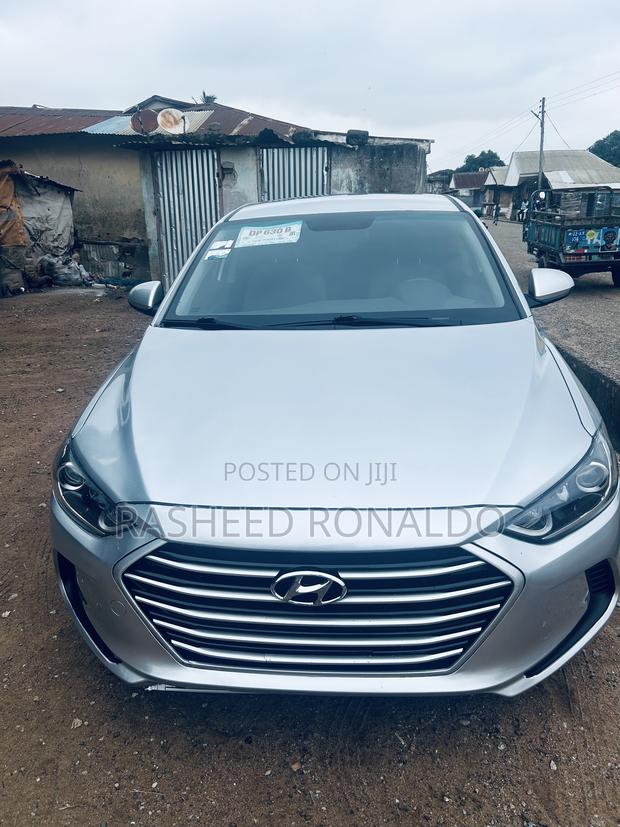 Hyundai Elantra Limited Sedan FWD (2.0L 4cyl 6A) 2017