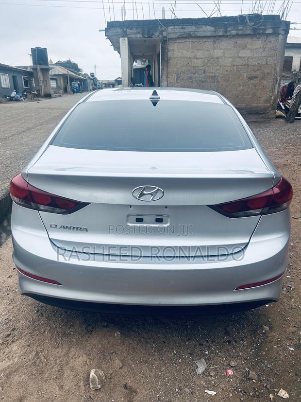 Hyundai Elantra Limited Sedan FWD (2.0L 4cyl 6A) 2017