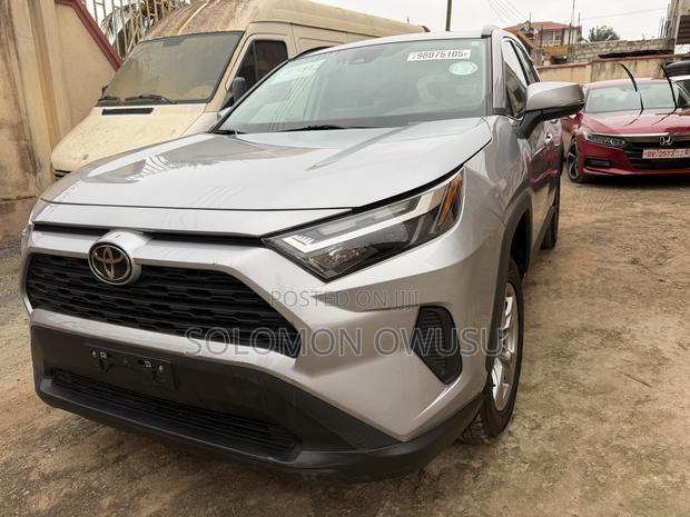 Toyota RAV4 XLE AWD 2023 Silver