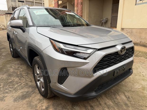 Toyota RAV4 XLE AWD 2023 Silver