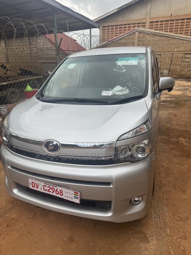 Toyota Voxy 2013 Silver