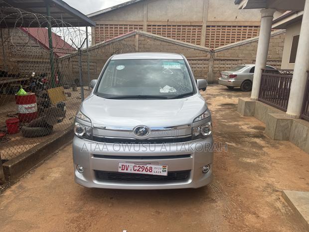 Toyota Voxy 2013 Silver