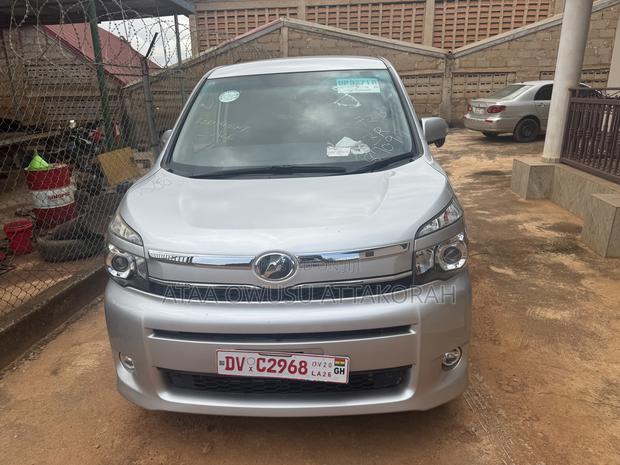 Toyota Voxy 2013 Silver