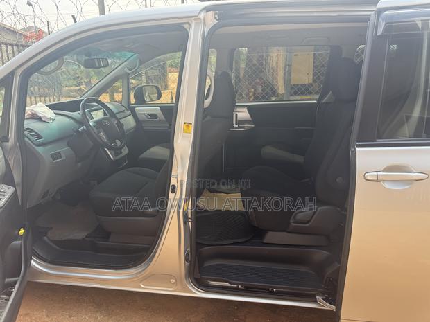 Toyota Voxy 2013 Silver
