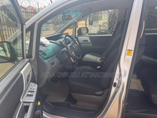 Toyota Voxy 2013 Silver
