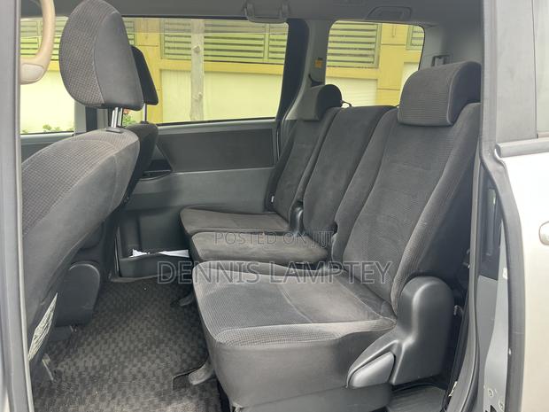 Toyota Voxy 2011 Silver