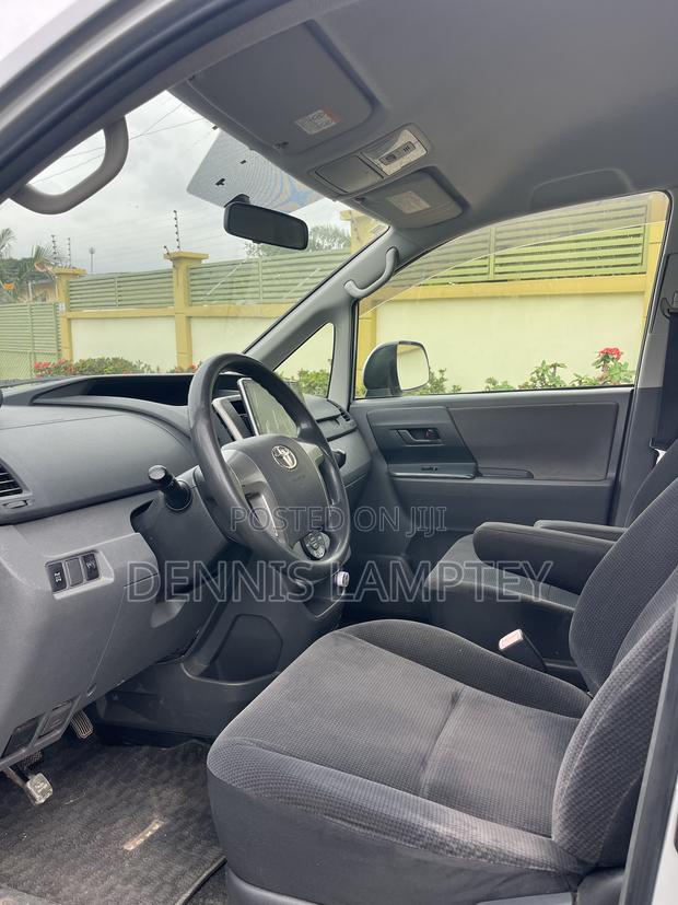 Toyota Voxy 2011 Silver