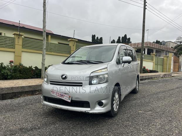 Toyota Voxy 2011 Silver