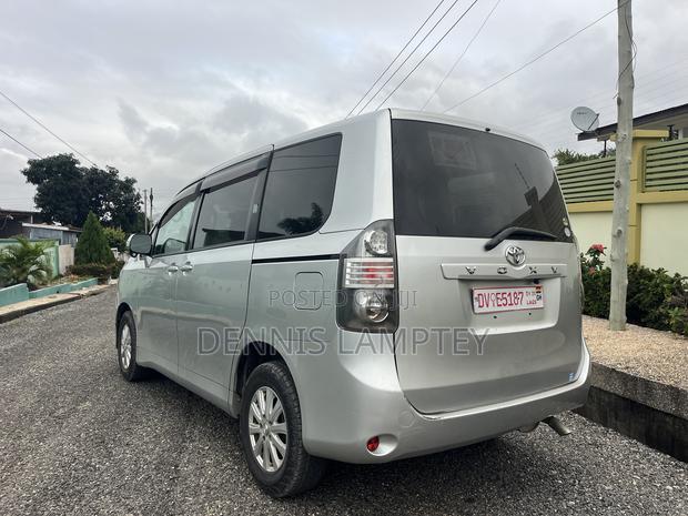 Toyota Voxy 2011 Silver