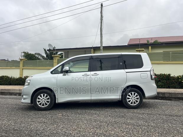 Toyota Voxy 2011 Silver