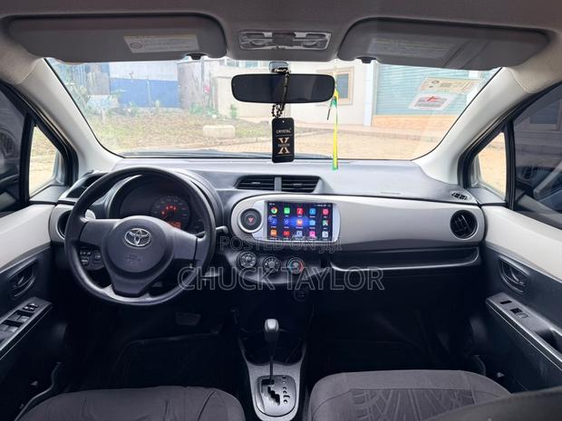 Toyota Vitz 2012 Off white