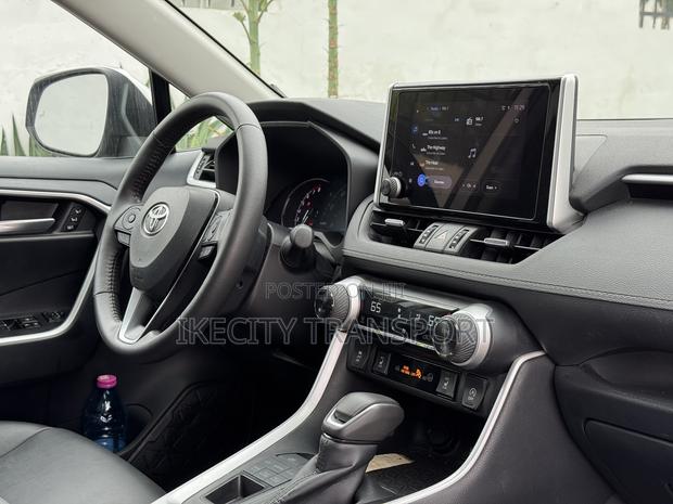 Toyota RAV4 XLE Premium 2025 Silver