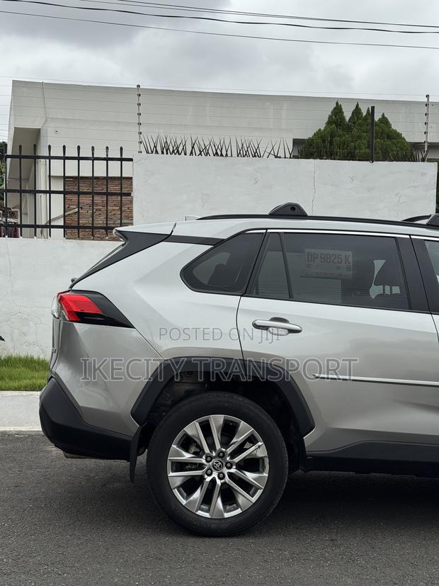 Toyota RAV4 XLE Premium 2025 Silver