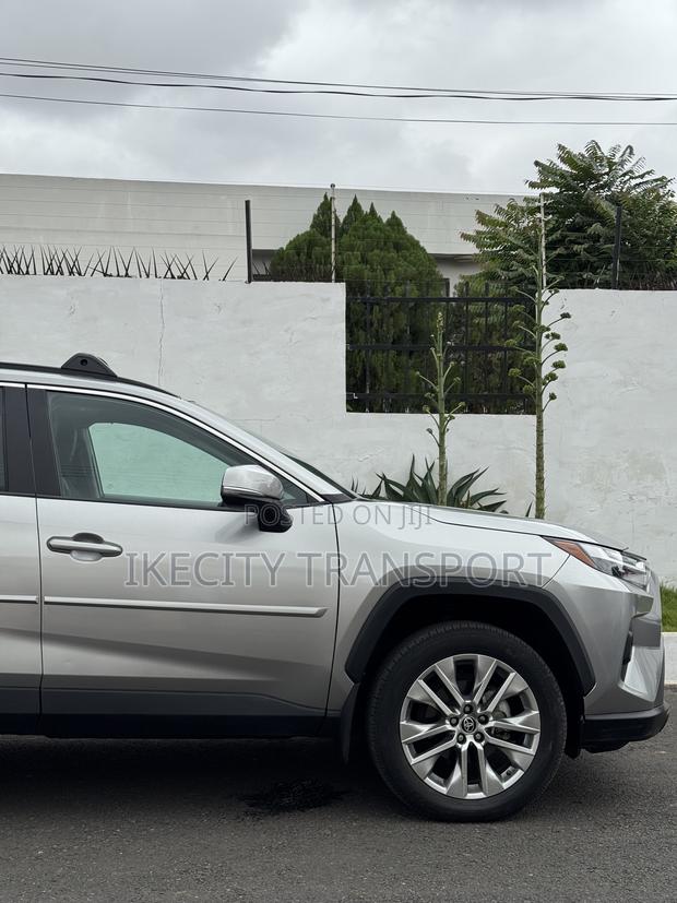 Toyota RAV4 XLE Premium 2025 Silver