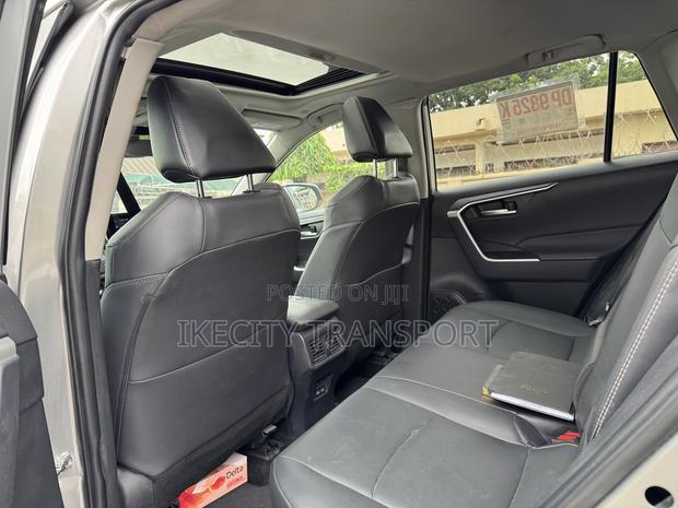 Toyota RAV4 XLE Premium 2025 Silver