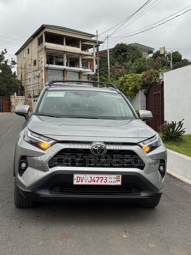 Toyota RAV4 XLE Premium 2025 Silver